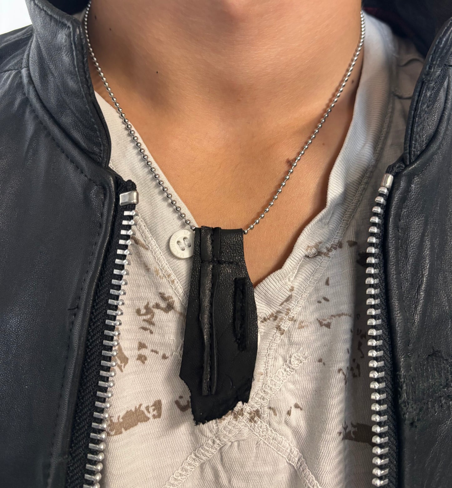 e Leather Necklace 1/1